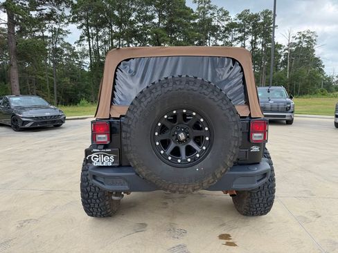 Used 2018 Jeep Wrangler Sport AWD/4WD image 4
