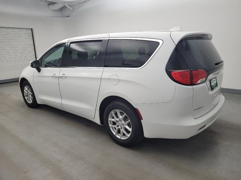 Used 2017 Chrysler Pacifica LX FWD image 3