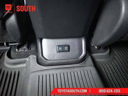 Used 2020 Toyota Highlander XLE image 27