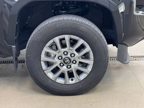 Used 2024 Toyota Tacoma Limited AWD/4WD image 4