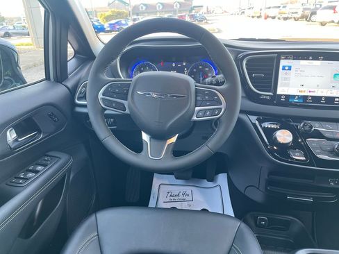 Used 2026 Chrysler Pacifica Select image 15