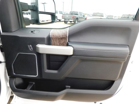Used 2019 Ford F250 Lariat w/ Chrome Package image 11