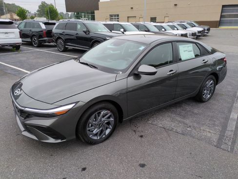 New 2026 Hyundai Elantra Hybrid FWD image 3