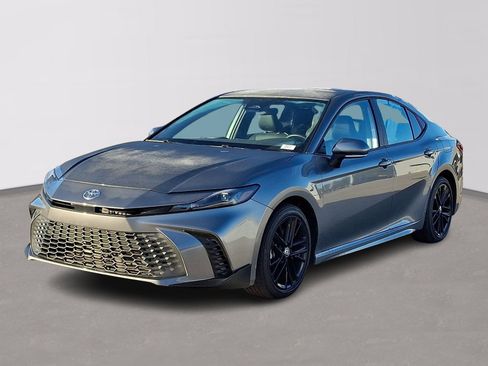 Used 2025 Toyota Camry SE image 3