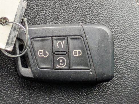 Used 2022 Volkswagen Tiguan SE R-Line image 30