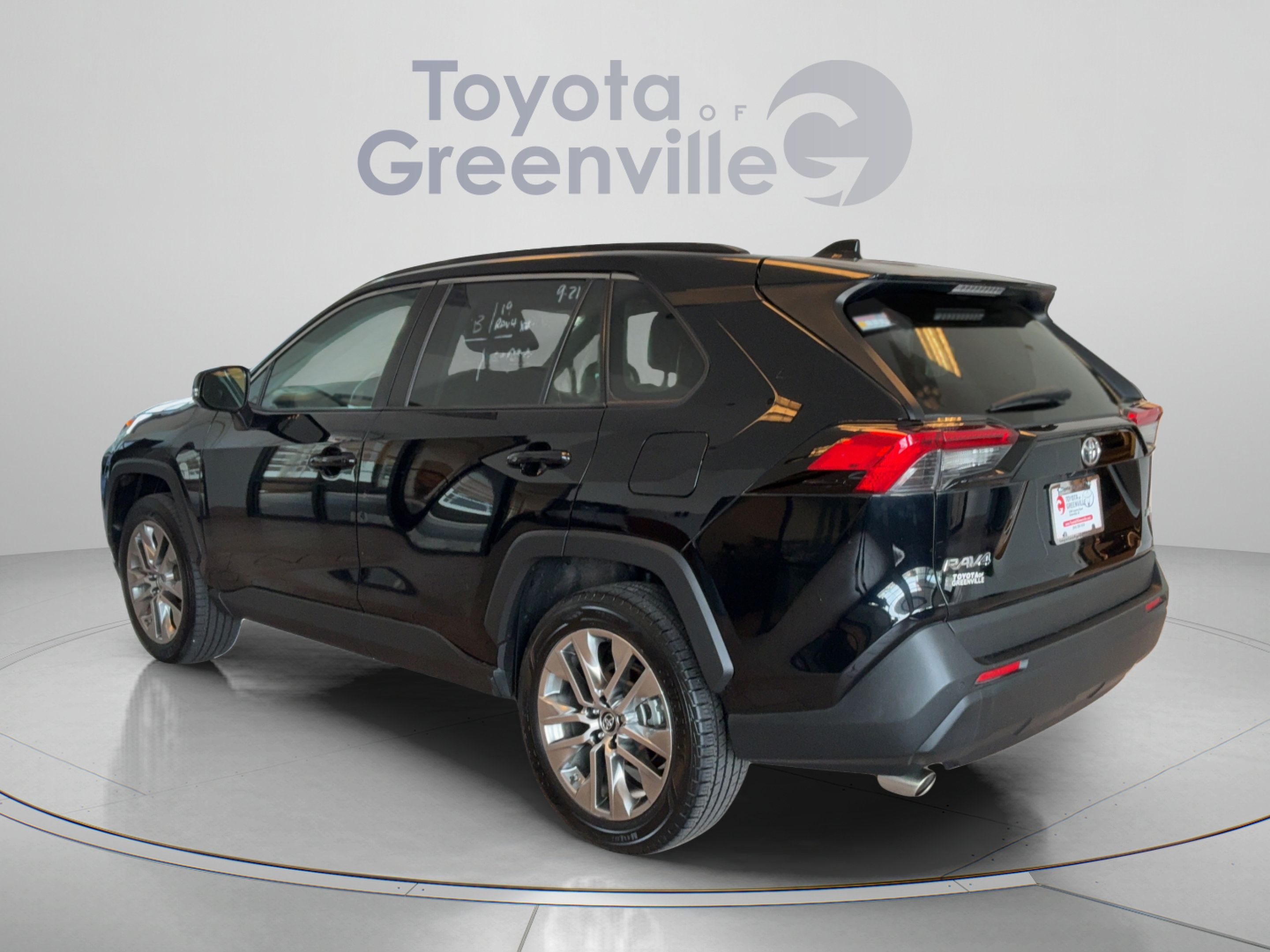 Used 2019 Toyota RAV4 XLE Premium w/ Advanced Technology Package FWD image 4