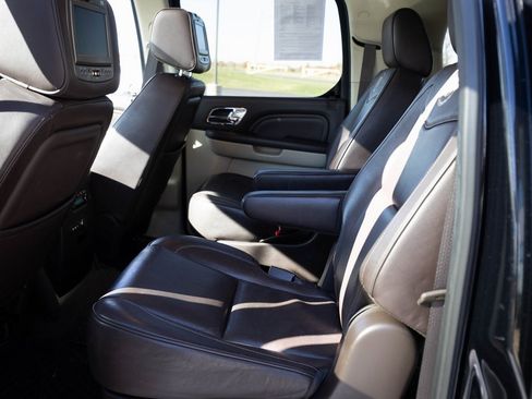 Used 2011 Cadillac Escalade ESV Platinum image 31