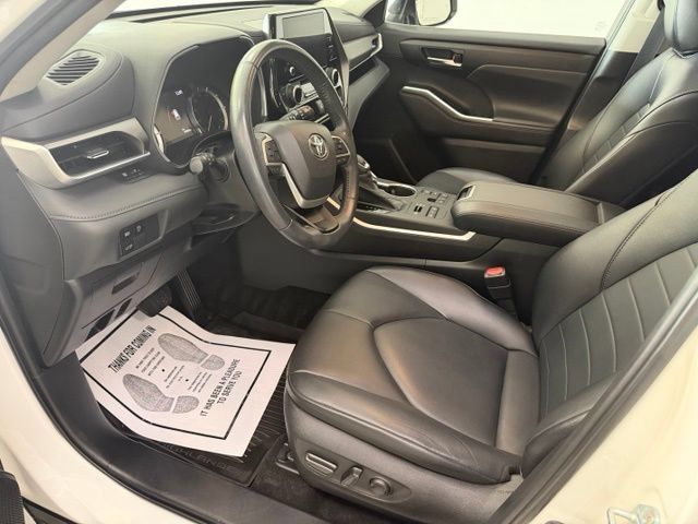 Used 2023 Toyota Highlander XLE AWD/4WD image 12