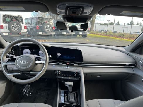 Used 2025 Hyundai Elantra SEL image 32