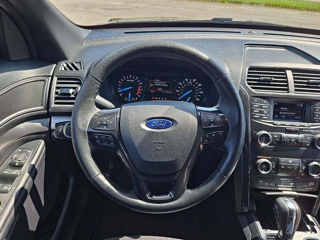 Used 2019 Ford Explorer XLT FWD image 4