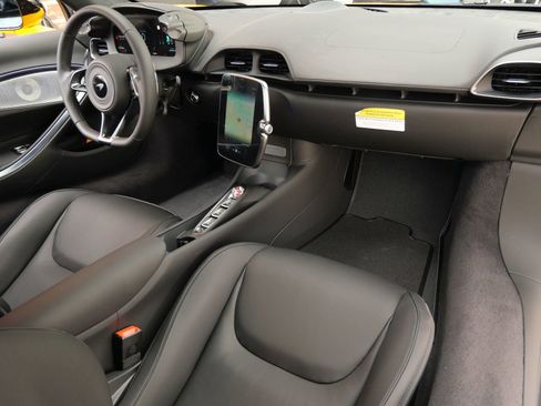 Used 2023 McLaren Artura RWD image 10