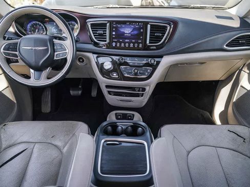Used 2017 Chrysler Pacifica Limited w/ UConnect Theater Package FWD image 11
