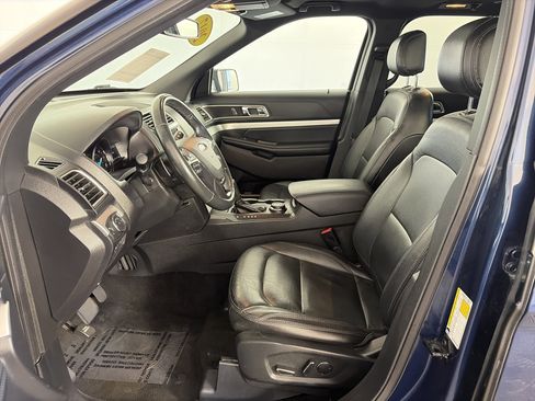 Used 2017 Ford Explorer XLT w/ Equipment Group 202A AWD/4WD image 6