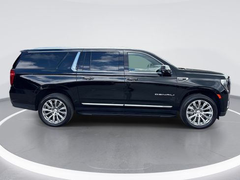 Used 2023 GMC Yukon XL Denali AWD/4WD image 9