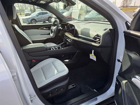 Used 2025 Chevrolet Traverse High Country image 17