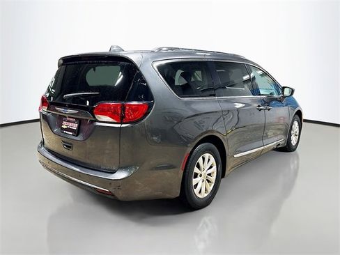 Used 2018 Chrysler Pacifica Touring-L image 5