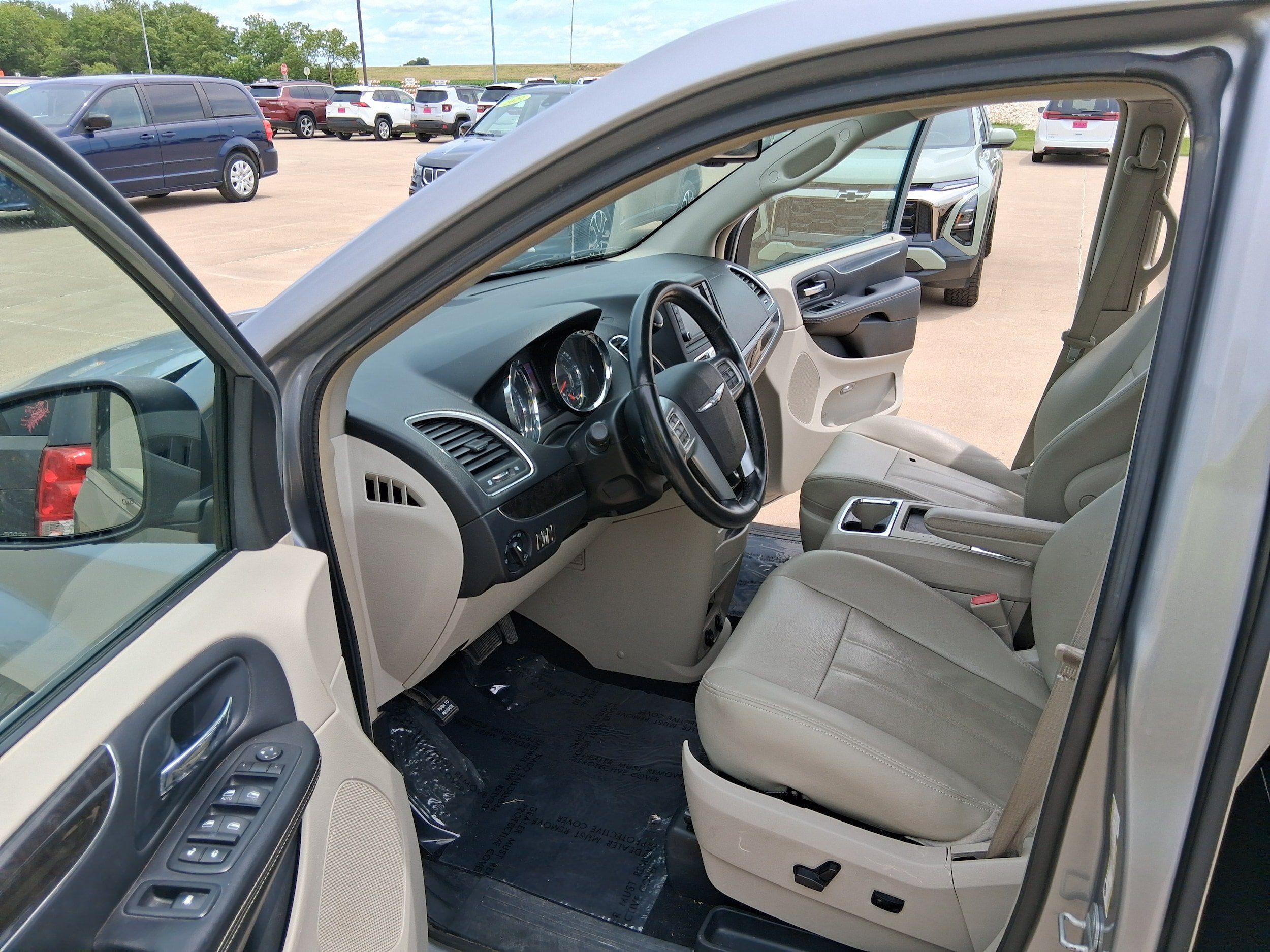 Used 2013 Chrysler Town & Country Touring FWD image 15