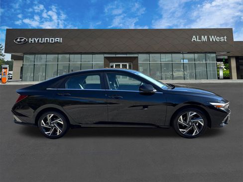 Certified 2025 Hyundai Elantra SEL image 4