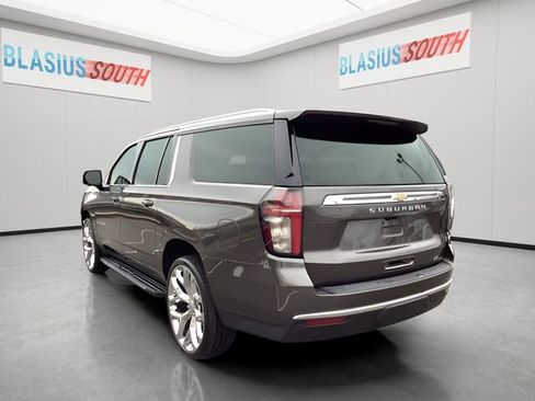 Used 2021 Chevrolet Suburban LT w/ Luxury Package image 5