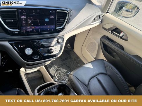 Used 2024 Chrysler Pacifica Select image 23