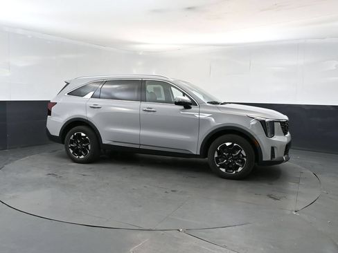 Certified 2024 Kia Sorento S w/ Panoramic Sunroof Package AWD/4WD image 7