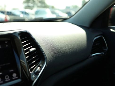 Used 2020 Jeep Cherokee Limited image 25