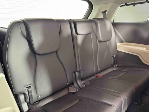 Used 2024 Kia Carnival EX image 34