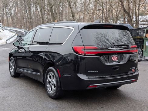 Used 2022 Chrysler Pacifica Limited w/ Uconnect Theater Family Group image 9