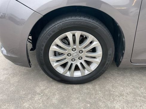 Used 2017 Toyota Sienna XLE FWD image 29