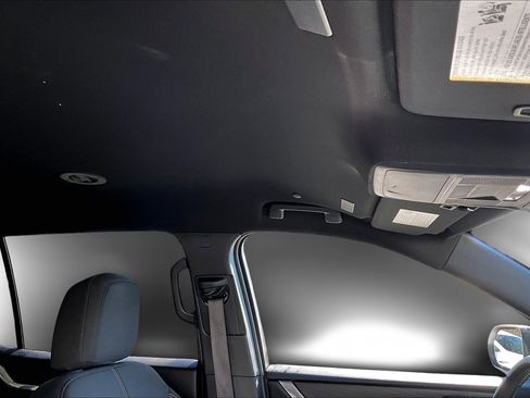 Used 2025 GMC Acadia Elevation image 28