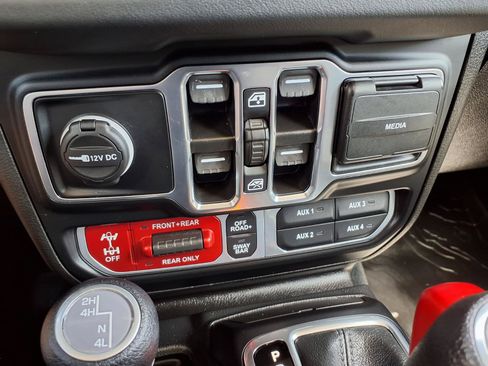 Used 2024 Jeep Wrangler Unlimited Rubicon w/ Convenience Group AWD/4WD image 10