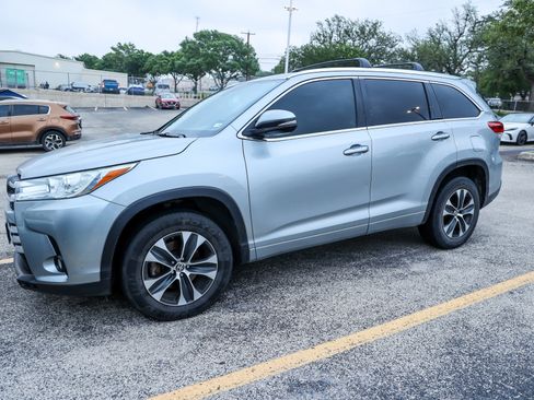 Used 2018 Toyota Highlander XLE FWD image 3