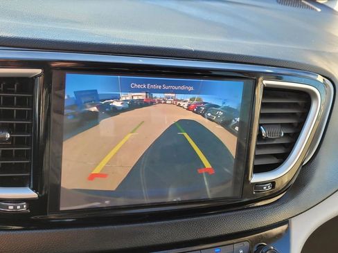 Used 2023 Chrysler Pacifica Touring-L image 24