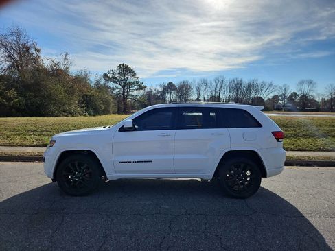 Used 2018 Jeep Grand Cherokee Altitude image 2