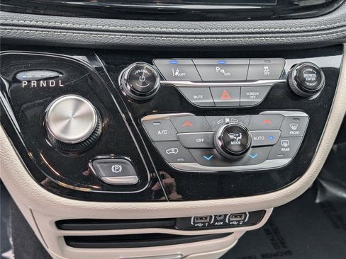 Used 2024 Chrysler Pacifica Select FWD image 30