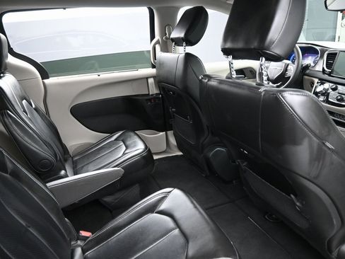 Used 2024 Chrysler Pacifica Touring-L image 35