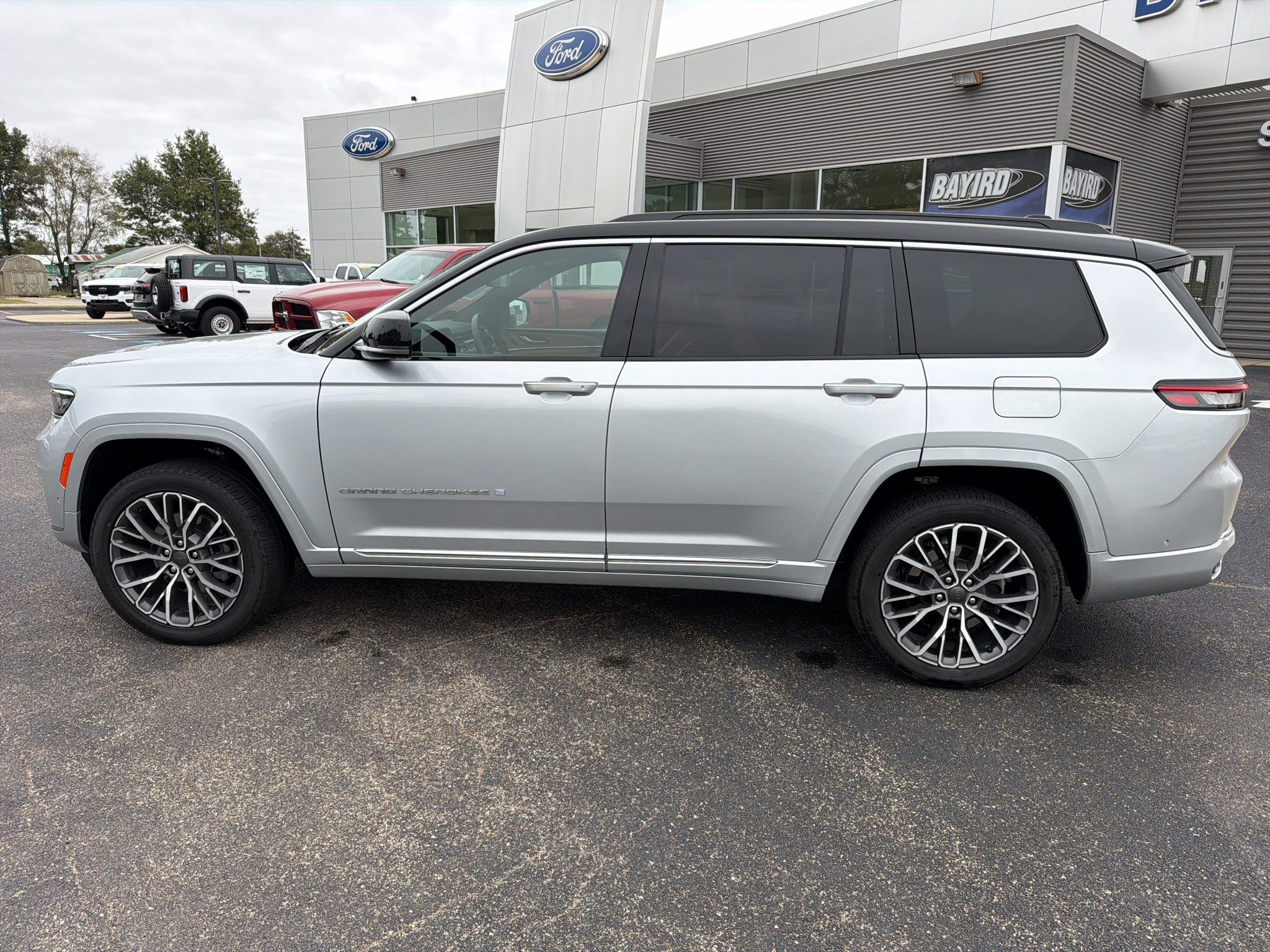 Used 2025 Jeep Grand Cherokee L Summit AWD/4WD image 9