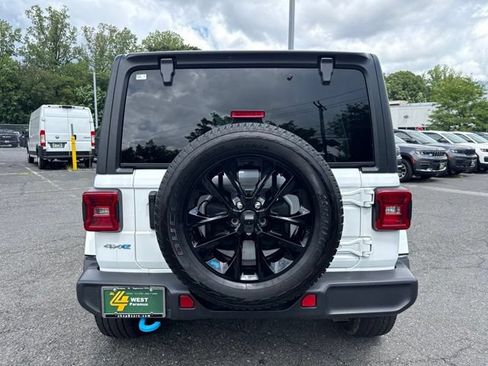 Used 2023 Jeep Wrangler Unlimited Sahara w/ Cold Weather Group AWD/4WD image 17