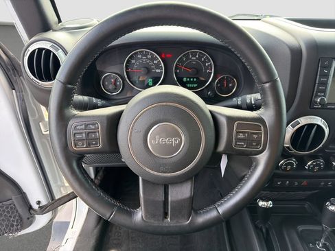 Used 2017 Jeep Wrangler Unlimited Sahara w/ Connectivity Group AWD/4WD image 10
