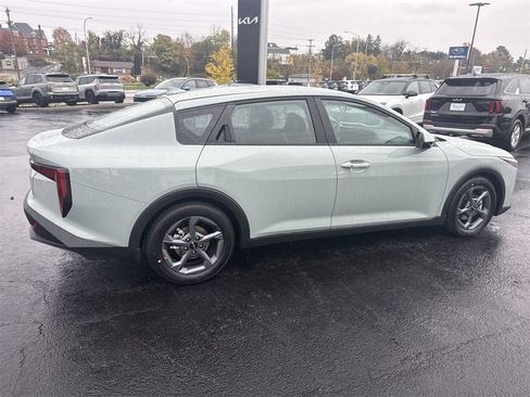 New 2025 Kia K4 LXS image 4