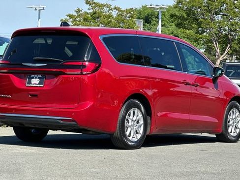 Used 2025 Chrysler Pacifica Select image 4