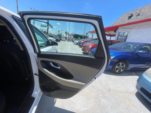 Used 2019 Hyundai Elantra GT FWD image 12