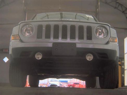 Used 2015 Jeep Patriot Latitude AWD/4WD image 3
