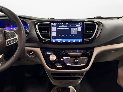 Used 2023 Chrysler Pacifica Touring-L FWD image 10