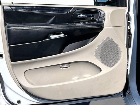 Used 2019 Dodge Grand Caravan SXT FWD image 12
