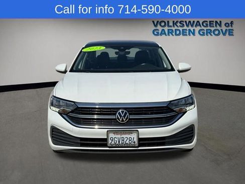 Used 2023 Volkswagen Jetta SE w/ Panoramic Sunroof Package FWD image 3