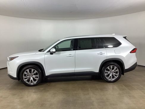 Used 2024 Toyota Grand Highlander AWD image 17