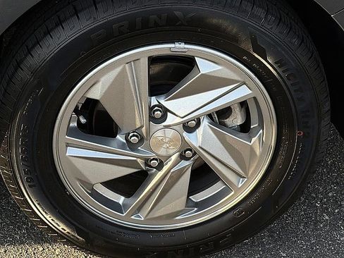 Certified 2024 Hyundai Elantra SE image 5