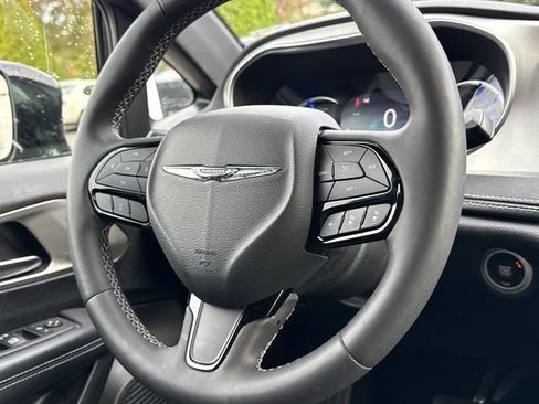 Used 2024 Chrysler Pacifica Premium FWD image 10