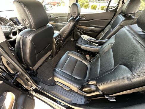 Used 2023 GMC Acadia SLE w/ Driver Convenience Package image 34